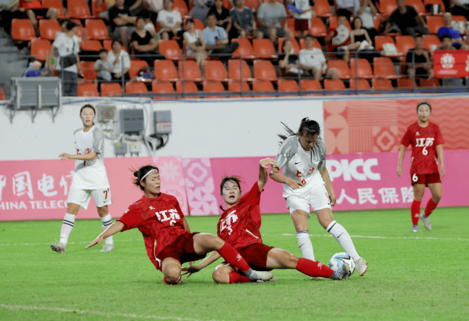 最新：女足赛场惊现惊心动魄一幕，竞技激烈不减