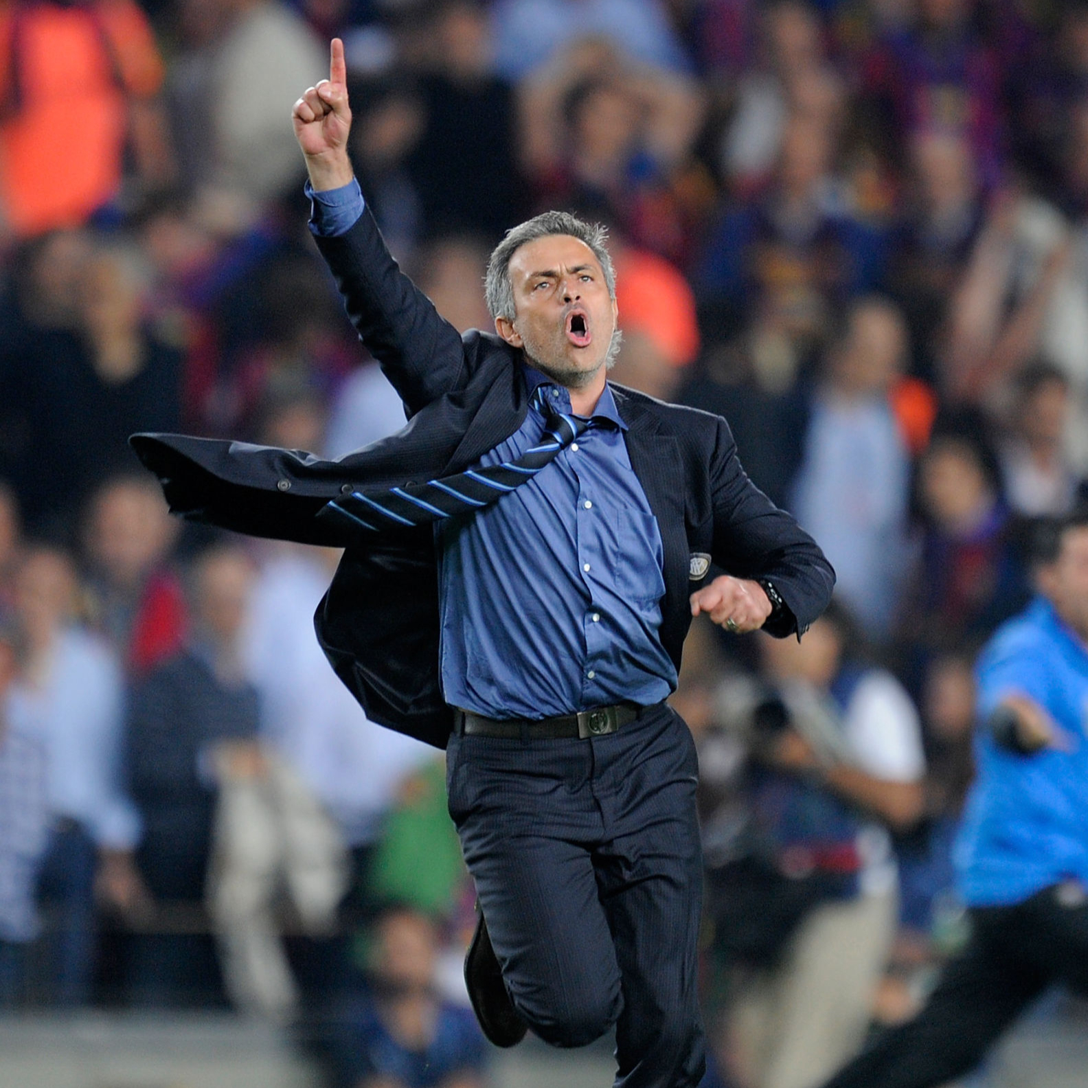 足球界风云再起，球员奔跑扑救精彩绝伦