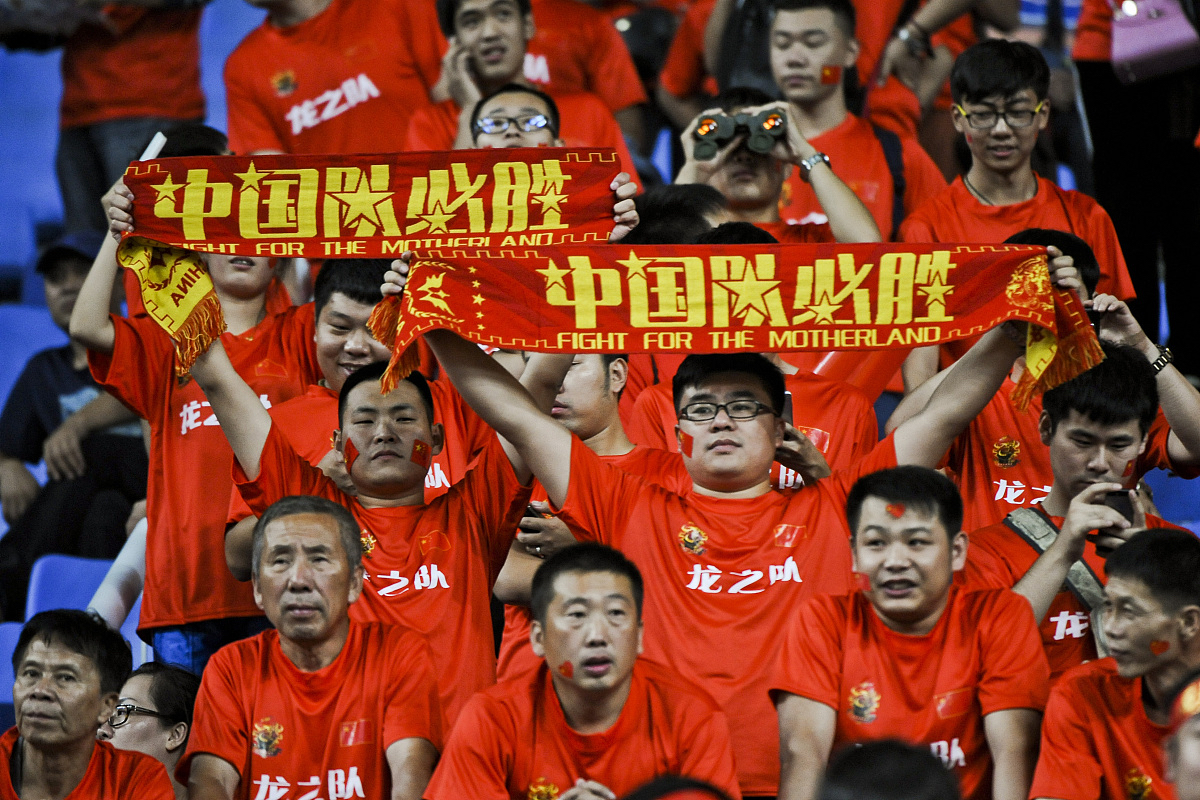 中国队在国际比赛中勇夺重要胜利，赢得掌声的简单介绍