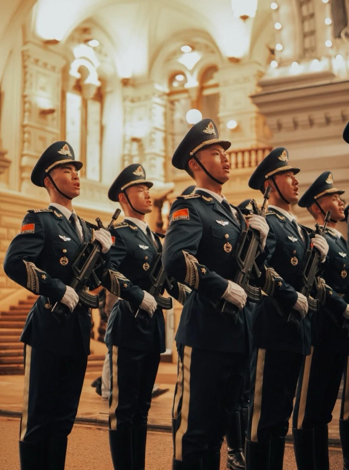 中国队在国际比赛中勇夺重要胜利，赢得掌声的简单介绍