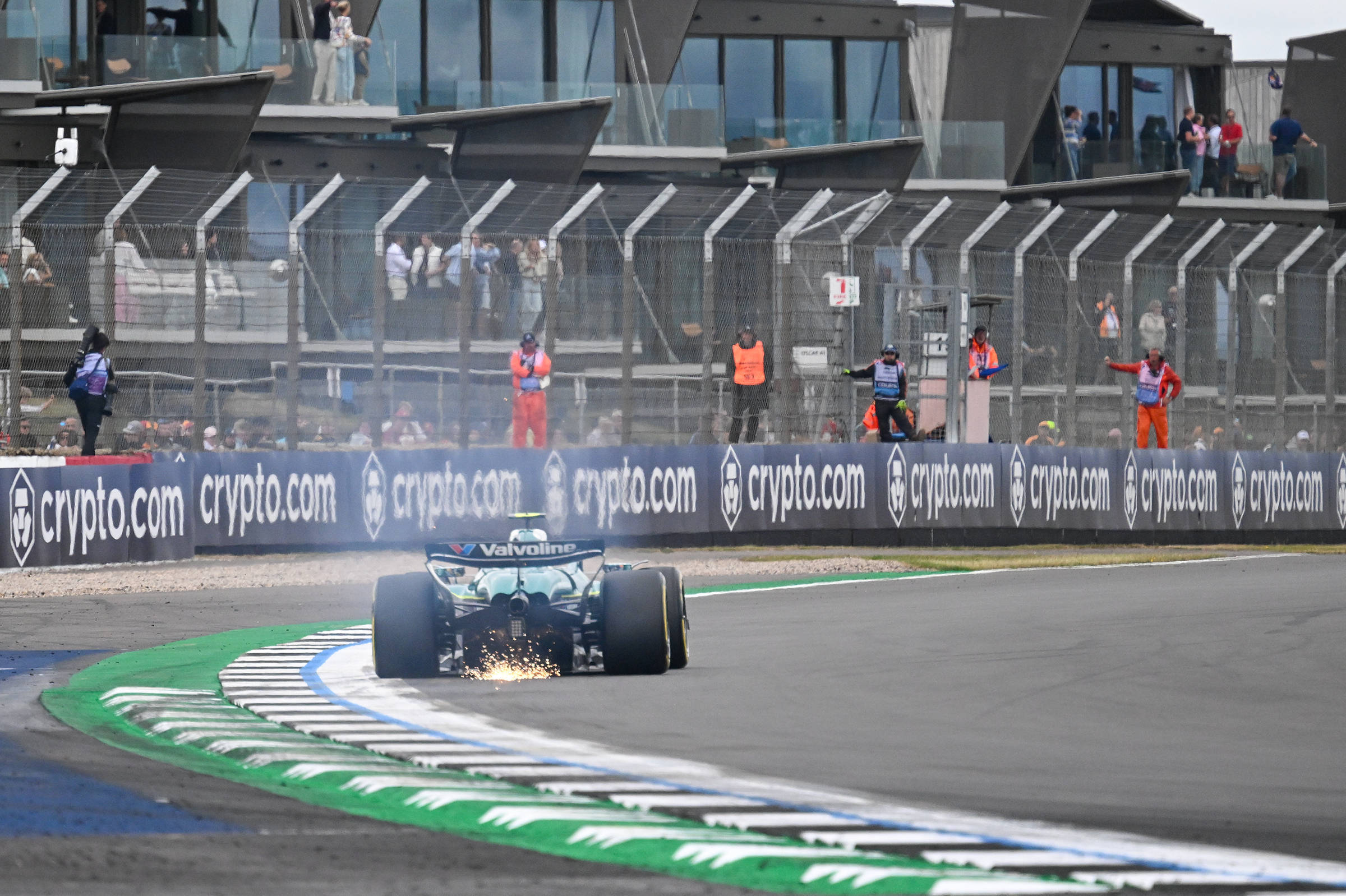 红牛二队鏖战梅赛德斯，汉密尔顿惊艳四座的简单介绍