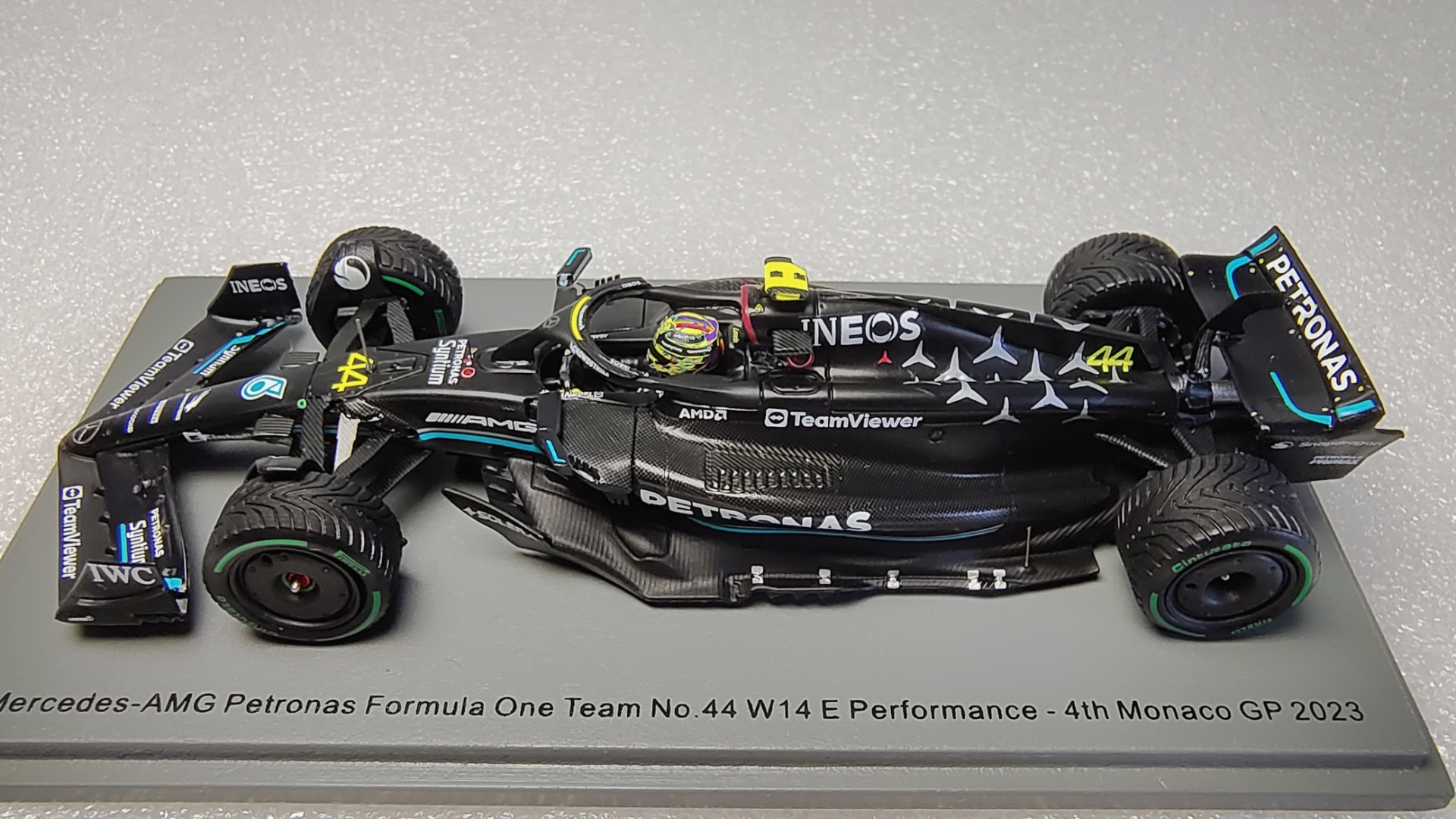 红牛二队鏖战梅赛德斯，汉密尔顿惊艳四座的简单介绍