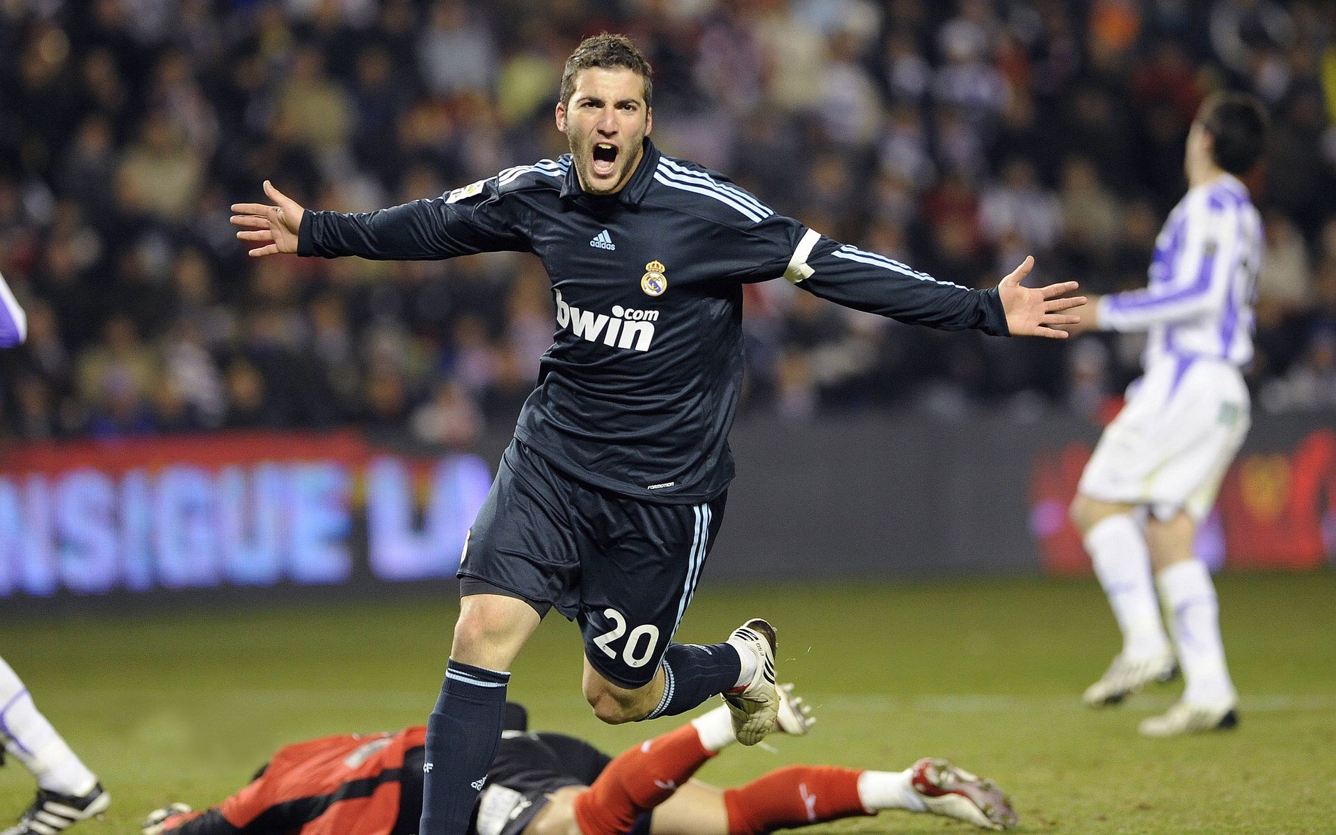 赛道上的艺术，塞恩斯惊艳四座，法拉利轻取红牛二队