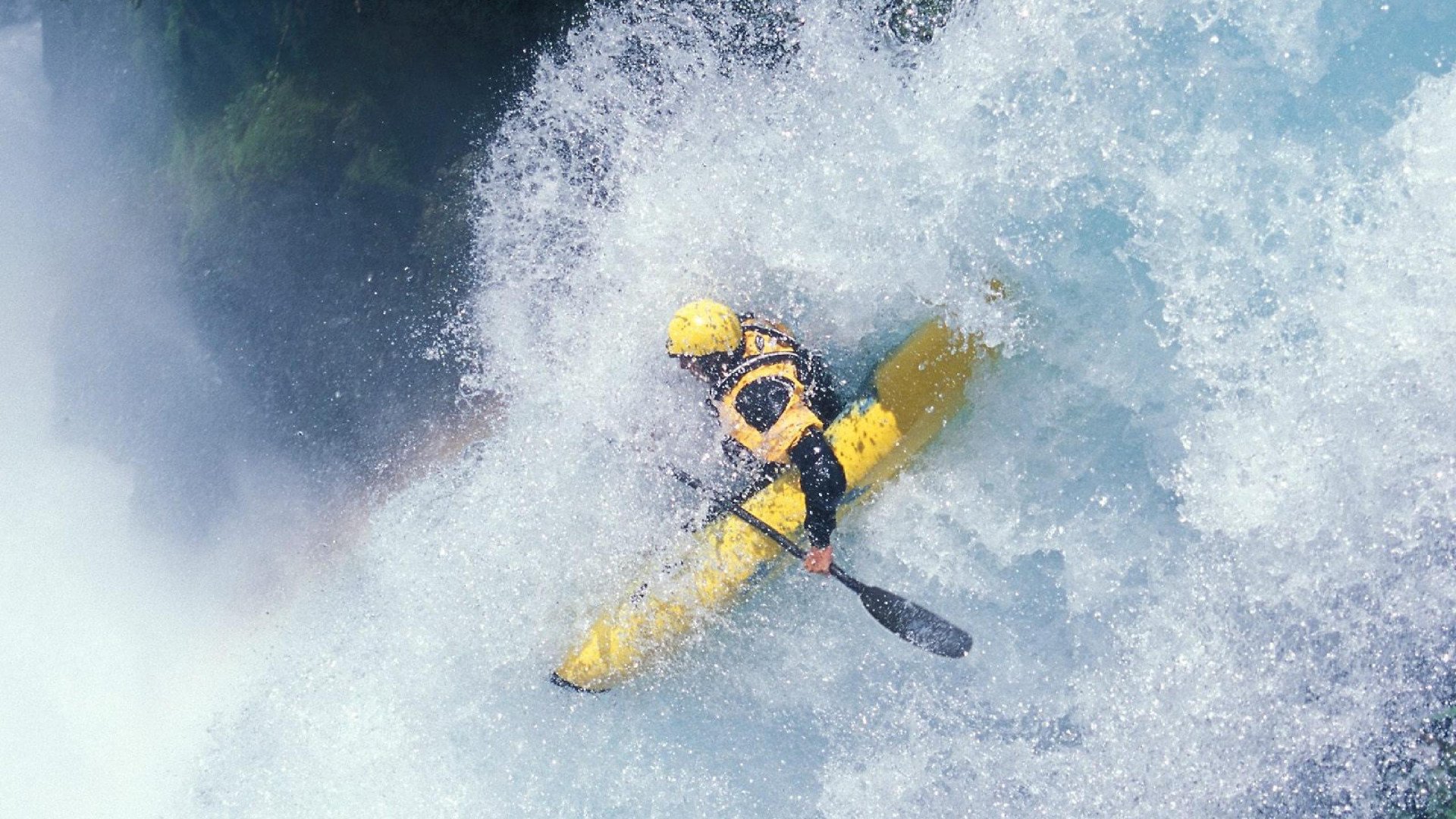 赛道逆袭，红牛二队绝境翻盘，维斯塔潘点燃赛场
