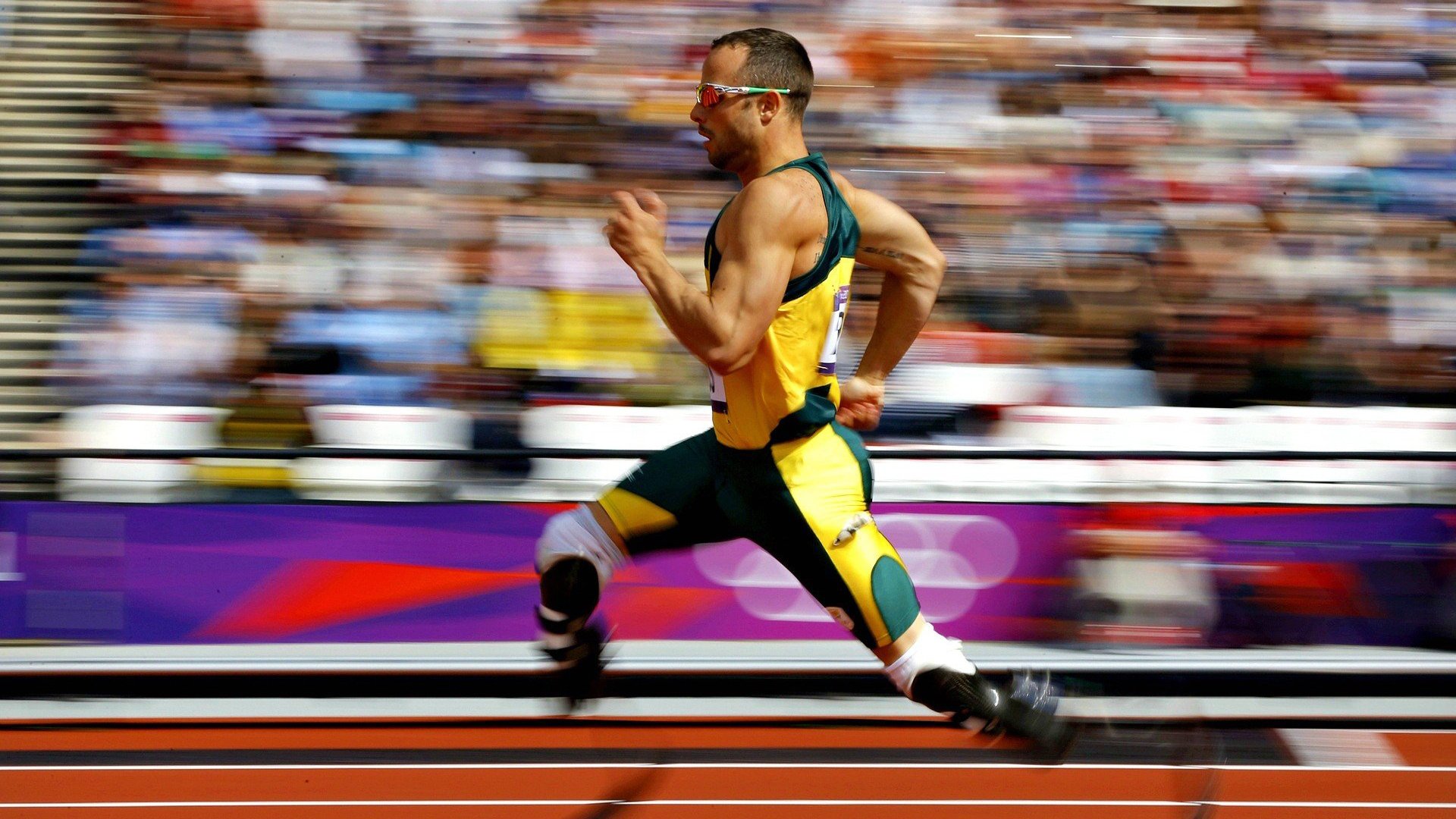 赛道逆袭，红牛二队绝境翻盘，维斯塔潘点燃赛场